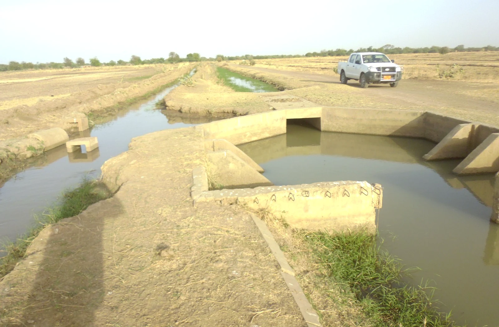Canal et ouvrage hydraulique dans un aménagement hydro-agricole suivi par CONTEC