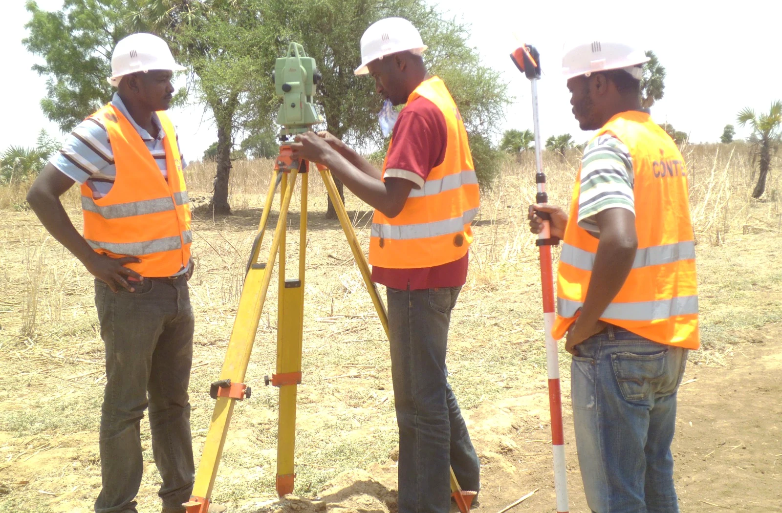 Équipe CONTEC réalisant des travaux cadastraux et topographiques sur le terrain