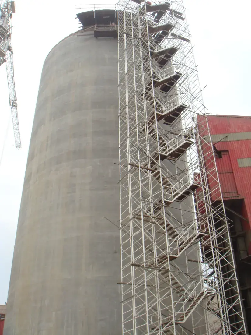 Silo en béton armé achevé dans le cadre du projet CIMENCAM BK5
