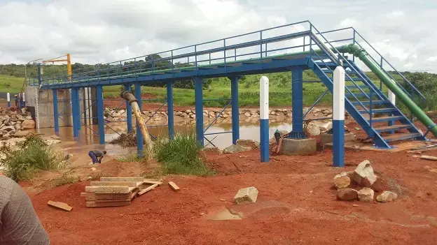 Passerelle métallique et ouvrage de captage à Banyo