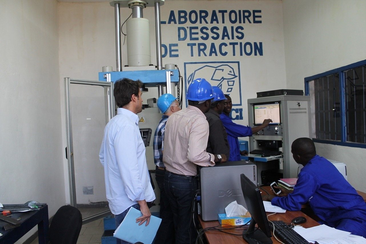 ACIERIES DE COTE D'IVORE - Contrôle au Laboratoire.jpg