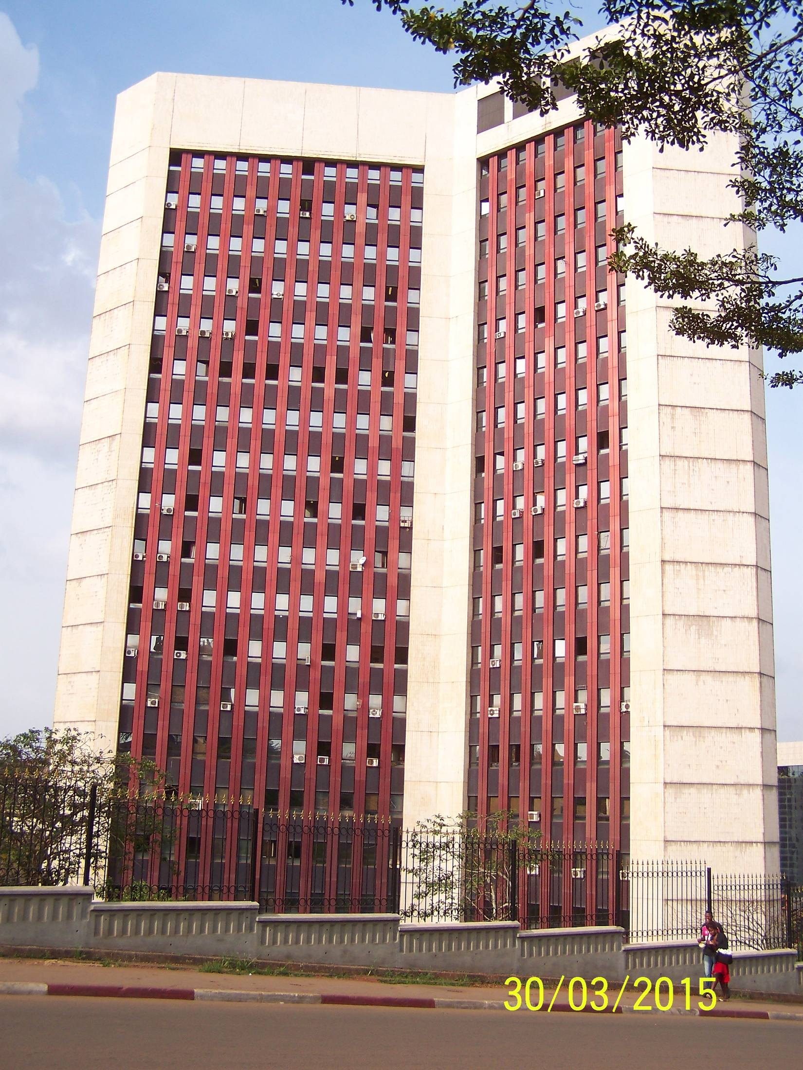 IMMEUBLE MINISTERIEL N°2 DE YDE (R+2). le DG de CONTEC était le Directeur Technique du Chantier.jpg