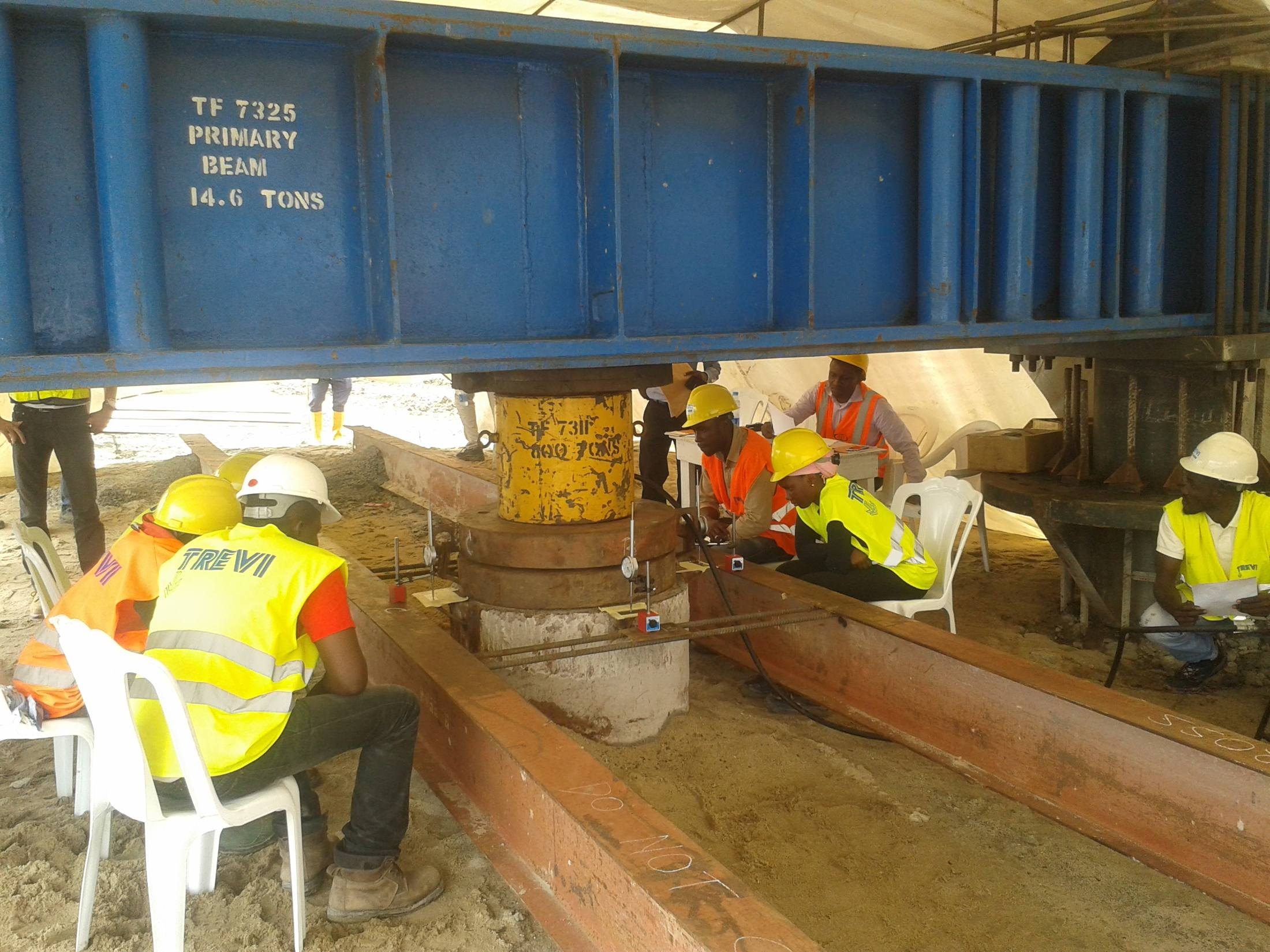 PROJET 3 IMMEUBLES R+20 A LAGOS-NIGERIA. Epreuve de chargement de Pieux sous la supervision du DG de CONTEC.jpg